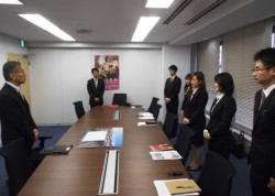 ��c�f�j�В��̑O�Ŏ��ȏЉ��V���Ј�5�l(�E)