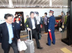 ��ԗ�Ԃ��玟�X�ɍ~��Ă����q����(�F�{�w)