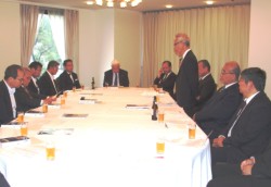 �u�F�{�n�k�v�Ȃǂɂ��Ĉӌ������������o�ϐl���k��