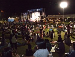 1000�l�]��̒����A�ό��q���Q�������V���čՂ���