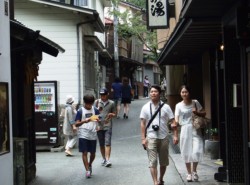 ���쉷��E��[�ʂ���U�􂷂��҂���