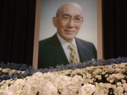 �Ւd�ɏ���ꂽ����g���ږ�̈�e