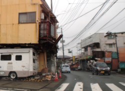 ��������ꂽ�܂܂̉v�钬�E�؎R���X�X