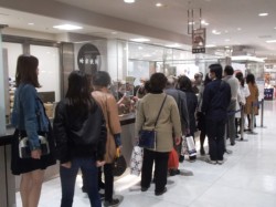 �����َ̉q�X�ň�Ԑl�C�̖I�y�\���E��c���X