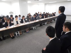 �Q�W�l�̗̍p�S���҂�O�Ɏ��ȏЉ���w��(�E)