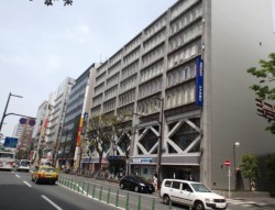 �݂��ً�s�����x�X(�E�̃r��)������V�_�E�����ʂ�