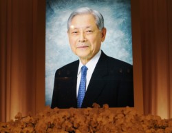 �Ւd�ɏ���ꂽ�V���P�j������̈�e