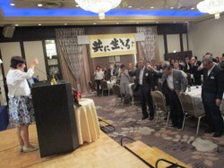 ���t�̉���������b����R�I�O��Ɩ�80�l�̉��