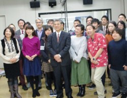 �^�����g�̐l�����ƈꏏ�ɎB�e�ɉ�����H���В�(����)