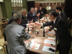 �Z�i���i�E������̉����Ŋ��t����13�l�̉��