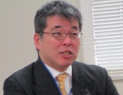 �u�T�[�r�X�Ƃ̐��Y������v�ōu����������\����