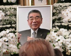 �Ւd�ɏ���ꂽ���x�x�v���_�ږ�̈�e