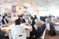 ���42�l���o�Ȃ��ĊJ�����L���j�X�N���u���