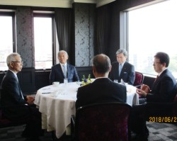 �u�V���F�{�ւ̒񌾁E���k��v(�F�{�z�e���L���b�X��)