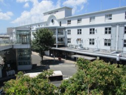 �F�{�w�̋��w�ɁB�w�O�L�ꂪ�g�債�A���������