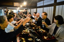 �֓����K�o�i�[�̉����Ŋ��t����u�א�@�v�̃����o�[