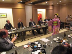 �u����v����̗x����y���ށu���܂��ƌo�ρv�̊����Ј�