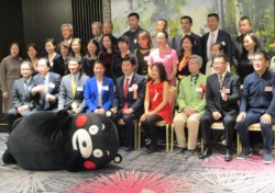 �Q����񂾁u���܃����v�ƋL�O�B�e���钆���̖K��c