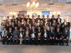 �V�N�̋L�O�B�e�Ɏ��܂�F�{�L���j�X�N���u���