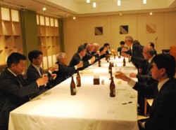 �F�{�o�ϐl���k��ɏo�Ȃ���16�l�̃����o�[