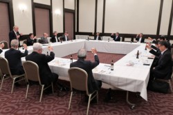 ��i����(��)�̉����Ŋ��t����18�l�̏o�Ȏ�