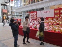 ���т����n��ЂȐl�`�̑O�ŃC���^�r���[���󂯂锃���q