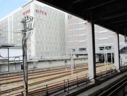 �h�󒆓s�s�h�����݂��锎���w��B���́uKITTE�r���v