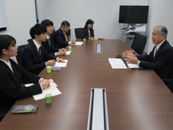 ��c�f�j�В�(�E)�̘b��^���ȕ\��Œ����V���Ј�