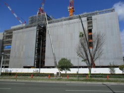 9�K�����܂ł̓S�����g�ݏオ�����u�F�{�w�r���v