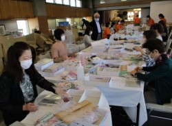 �}�X�N�̑܋l�ߍ�ƂɖZ�������f�B�[�Y�N���u�����