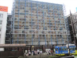 ���ʕǂ̔��@�i�����j��Ƃ�i�߂Ă���u�匀��فv