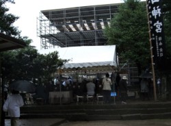 �Č��H�����s���Ă���؎R�_�{(�v�钬)