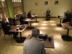 ����6�l���o�Ȃ��ĊJ�����u�F���L�u�̉�v