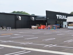 �������{�ɃI�[�v������u���K�Z���^�[�g���C�A����F�{�X�v