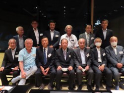 �F�{���w�i�ɋL�O�B�e����F���L�u�̉�̃����o�[