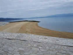 白い砂浜が約300メートル続く「若宮海水浴場」