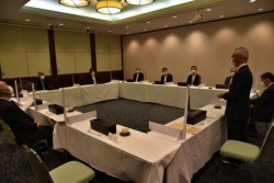 経済人12人が出席した春の懇談会(三井ガーデンホテル熊本)