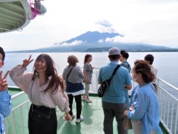 グwiɃJɎ߂όq(tF[)