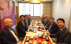  �������k��ɏo�Ȃ����F�{�̊����Ј�9�l(��)