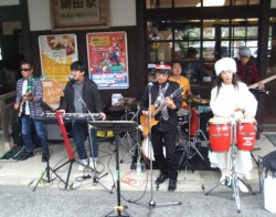 JR網田駅のホームで演奏する地元楽団