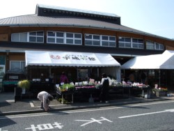 �F��s�������v��̓��̉w�u�F��ʊفv