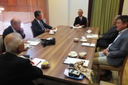 �F���L�u�̉�̖�����ɏo�Ȃ���6�l�̃����o�[