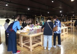 伝統工芸品を手に取って、鑑賞する愛好者たち