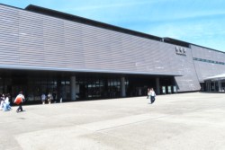 熊本県の陸の玄関口「熊本駅」。駅舎が横(南北)に長い。