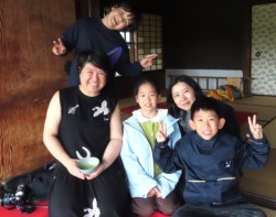 [�����������E�Y�B�s���痈�܂����v�ƌ��5�l�Ƒ�