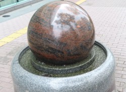 ���{���̕����ɒu����Ă���΋ʁu�O���j�b�g�E�{�[���v