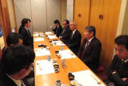 �������k��ɏo�Ȃ����F�{�̊����Ј�9�l(�啽��)