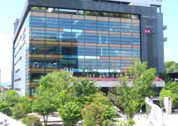 �F�{�s����t���R���ڂ́u�A�~���v���U���܂��Ɓv