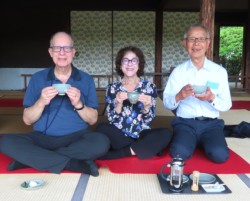 「サンデェゴから来た」というアメリカ人と薄茶を飲む松岡(右)