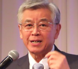 「サントリー製品を飲むことで感謝の気持」と挨拶する久我会長